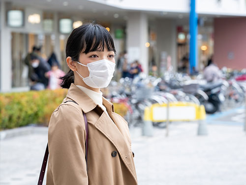 買い物をしている画像